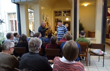 Weihnachtssingen in der Villa Keller mit Pfarrer Franke