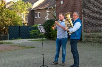 Blasmusiker spielen Osterlieder