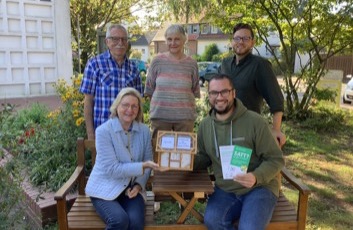 Team Offene Kirche überreicht Spende